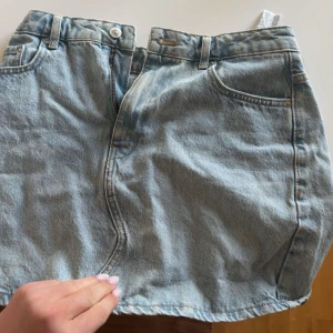 Ljusblå jeanskjol - Säljer en snygg ljusblå jeanskjol från Zara. Perfekt nu till vår och sommar. Har tyvärr inga bilder på då den är för liten❤️så endast använd 1 gång