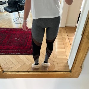 PINK träningsbyxor  - Träningsbyxor från Victoria Secret PINK. Har en seamless kant. Storlek XS men passar S också. Mycket bra skick! 