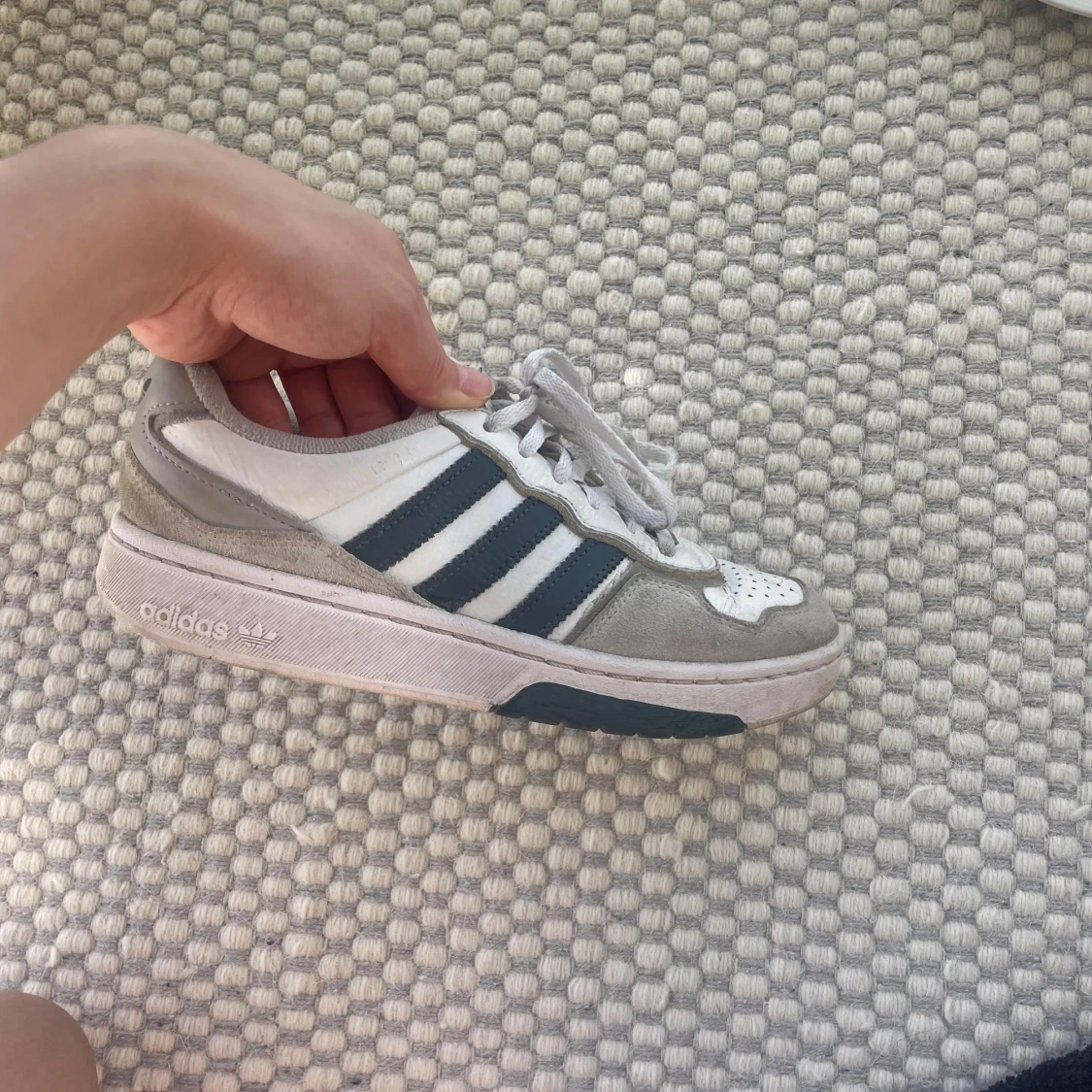 Adidas sneakers med blå ränder - 1