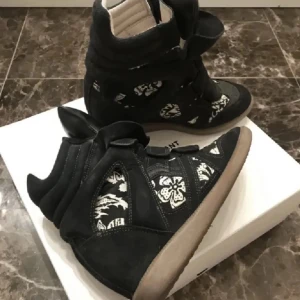 Svarta sneakers från Isabel Marant - säljer mina älskade isabel marant skor då de har blivit för små. Inga tydliga tecken på användning 💕pris kan diskuteras