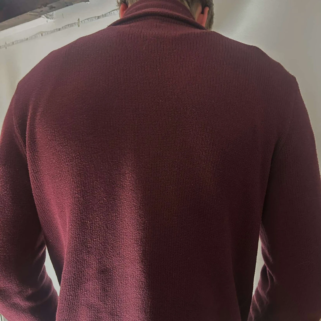Vinröd tröja med krage och knappar - 1