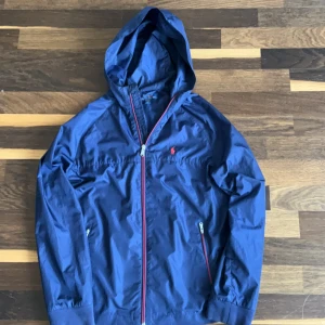 Ralph Lauren Windbreaker - Säljer den har sjukt snygga Ralph Lauren Windbreakern! Sjukt bra nu till våren. Riktigt bra skick. Använt ett par fåtal gånger. Storlek 14/16 i Ralph Laurens storleka, passar XS. Pris: 649 Kr❗️Pris kan diskuteras vid snabb affär!