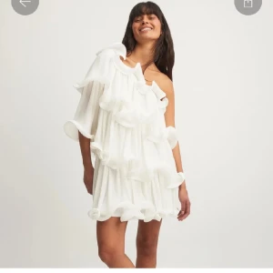 SÖKER - Söker denna klänningen i storlek 34 eller 36! 