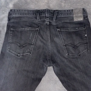 Svarta Anbass jeans från Replay - Snygga svarta jeans från Replay. | Skick: 8,5/10 | Storlek: W34 L32 | Materialet: Denim hyperflex | Perfekta inför våren 😁🙌