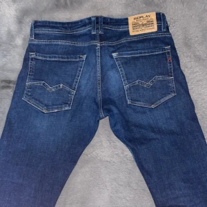 Mörkblå jeans från Replay - Snygga mörkblå jeans från Replay. Perfekta för en stilren look.| skick: 9/10 | Storleken: W31 L32 | 😁