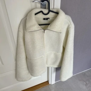 Vit teddyjacka från lager 157 - Lager jacka, haft I ca en månad och är inte super använd, är i mycket bra skick. Storlek M