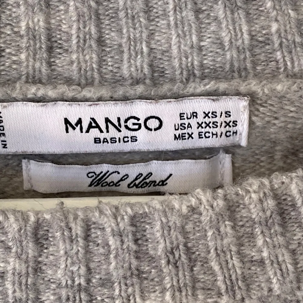 Säljer en mysig grå stickad tröja från Mango. Tröjan har en rund halsringning och långa ärmar med ribbade muddar. Perfekt för kyliga dagar! Jättefint skick! Färgen är lite lite ljusare än på bilderna! . Neuletakit & Villapaidat.