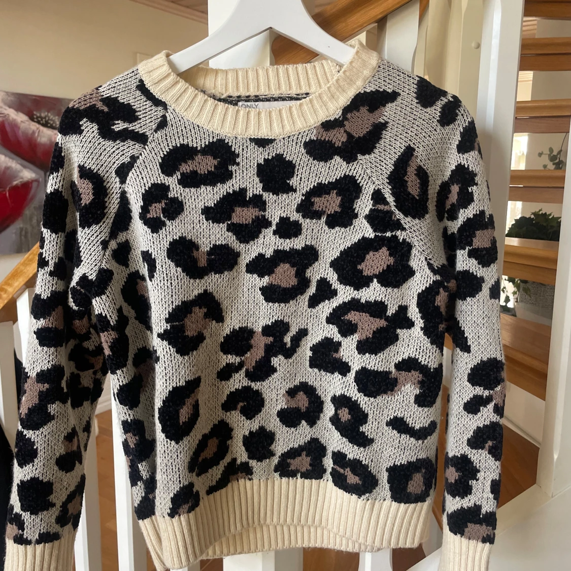 Leopardmönstrad stickad tröja från ONLY - 1