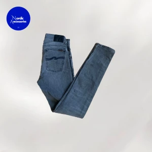 Nudie jeans  - Gråa nudie jeans i modellen tilted tor, sitter slim. Storlek 29/32. Hör av er vid fler frågor! 