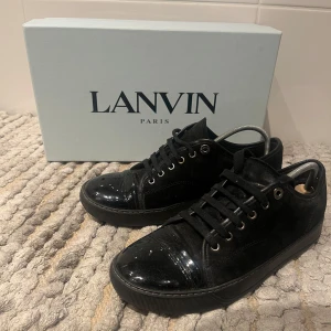 Lanvin DBB1 Cap Toe Sneakers Svart - Snygga helsvarta Lanvins || Storlek: 41/42 || Använda men i fint skick, inga större defekter || Endats skorna medföljer 