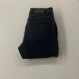 J.Lindberg  - Skit feta jeans som är i mycket bra pris. Skicket är okej det finns inga defekter. Dom är väl använda. 199kr🙌🏻🙌🏻hör av dig