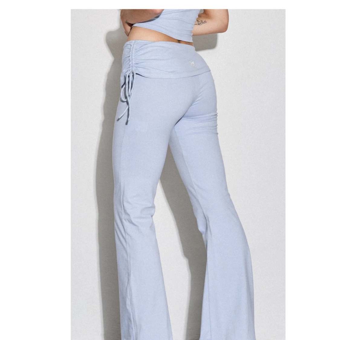 Ljusblå bootcut byxor med knyt - 2