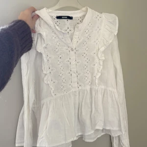 Vit blus från Bikbok - Säljer denna fina och somriga blus från Bikbok i storlek S💕