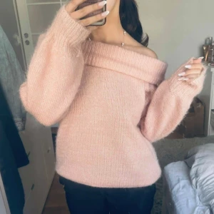  offshoulder Gina  - Mysig rosa stickad tröja med offshoulder-design. Långa ärmar och en bred krage som ger en avslappnad look. Från Gina tricot 💗💗