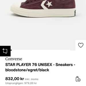 Vinröda sneakers från Converse - Ny pris 800kr ,,,Snygga vinröda sneakers från Converse i mocka med klassisk vit sula och snörning. De har den ikoniska stjärnloggan på sidan och 'All Star' på plösen. Dem är helt oanvända! Köpte två storlekar och de andra passade mig bättre! 
