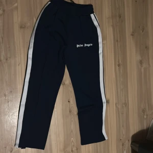   Palm Angels byxor - mörblå palm angels byxor nytt skick pris kan diskuteras 