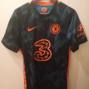 Chelseatröja 2021/22 - Riktigt snygg Chelseatröja från säsongen 2021/22 i strl. M. Helt äkta och i superbra skick. Bara att skriva vid frågor:)