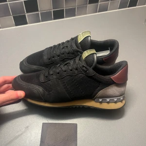 Valentino rockrunners  - Skick 8-10, kort ingår, pris går diskuteras vid snabb affär 