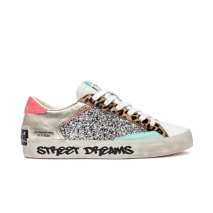 Street Dreams sneakers med glittrig och leopardmönster - Helt nya oandvända Crime London skor med en mix av glittrig silver, leopardmönster och pastellfärger. Skorna har texten 'Street Dreams' på sulan och en cool design med snörning. Perfekta för att sticka ut i mängden!
