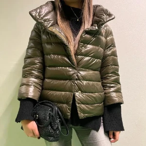 Olivgrön hernojacka  - Lägger upp annonsen på nytt då den är till salu igen!! Såå fin och finns typ inte att köpa längre! Så fint skick men har en defekt på armen. Inget som påverkar jackan enligt mig alls. Skickar bild på defekten om ni vill såklart. Pris kan diskuteras då den har en defekt men 2800 är lägsta priset då den kostar 5800 ny. Storlek 36/38