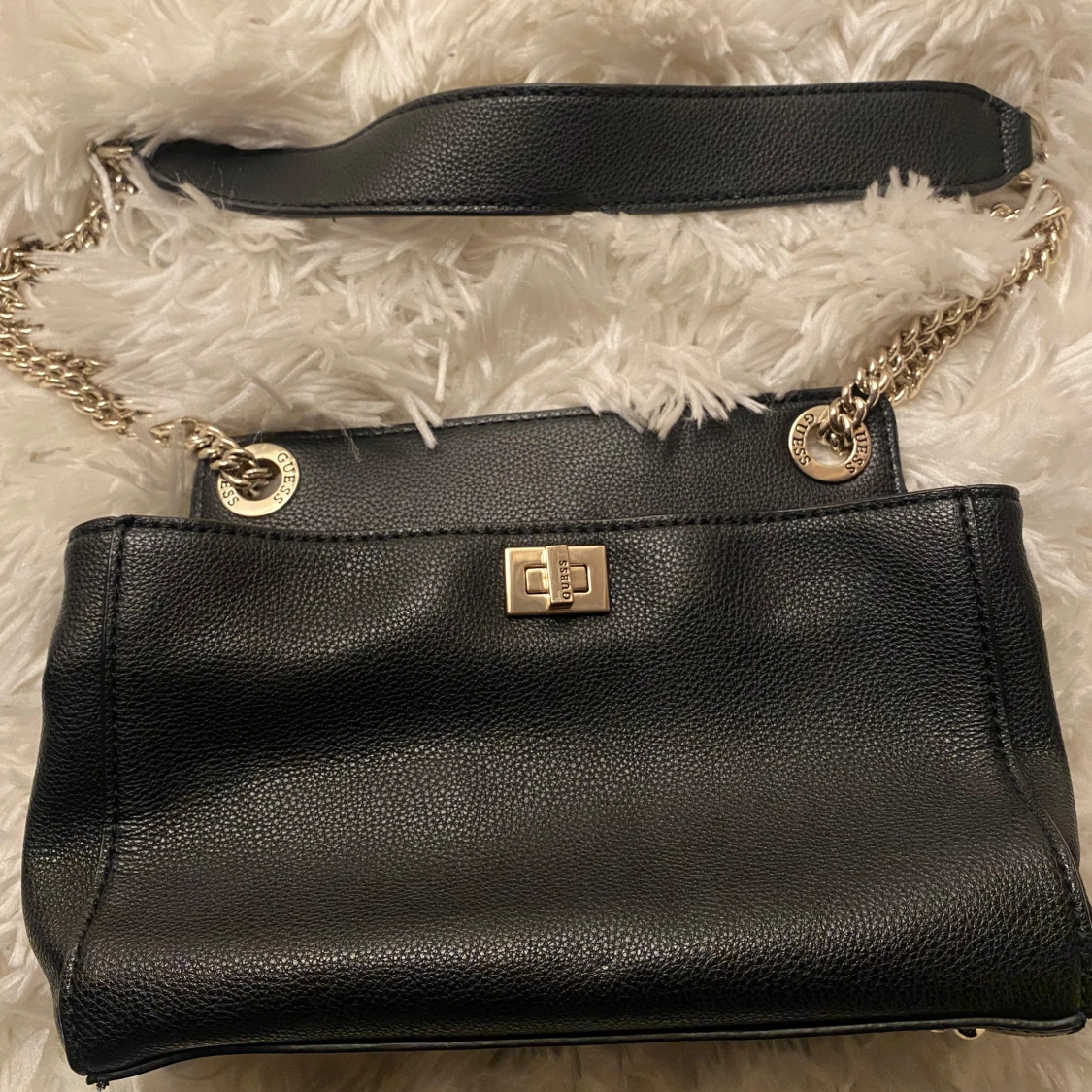 Svart axelväska från Guess - 2