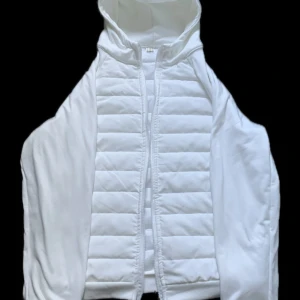 Vit Cardigan  - Snygg vit Cardigan med dragkedja och huva. Perfekt för lager-på-lager under kyliga dagar. Enkel och stilren design som passar till det mesta. Funkar också bra till sköna sommarkvällar. PRISET KAN SJÄLVKLART DISKUTERAS!