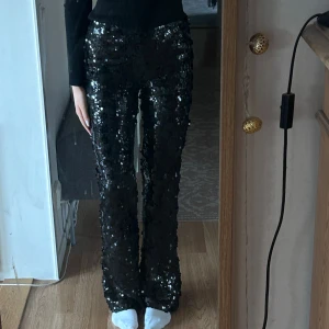 Paljett byxor  - Så snygga byxor med paljetter, modellen är 173cm