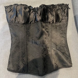 Svart korsett  - Svart korsett med vackra spetsdetaljer och snörning bak. Helt oanvänd!! Fick hem den i ett samarbete, men den var för liten tyvärr🥲 Den är sjukt fin annars😍 