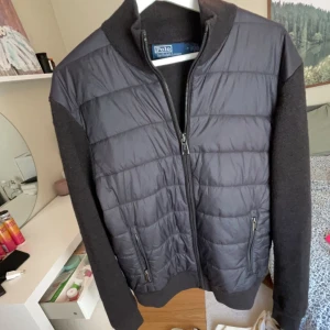 Ralph lauren cardigan jacka - Ralph lauren cardigan i fint skick, perfekt nu till våren. Nypris ca 4500 kr. Säljs till ett sjukt bra pris. 