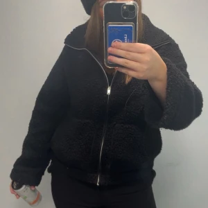 Svart Teddy jacka  - Från lager 157, säljer då den var lite kort för mig!🩷inga defekter och i nyskick 