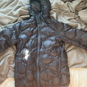 Grå dunjacka från Peak Performance - Dunjacka från Peak performance, storlek M för tjejer och XS/S för killar, unisex jacka. Kan gå ner i pris vid snabb affär