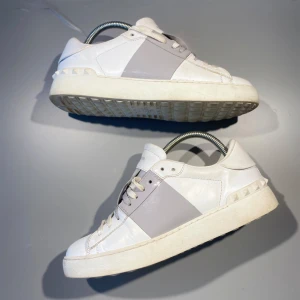 Valentino Open Skor - Hej! Säljer nu mina skor från märket Valentino, storlek 39, bra skick. Givetvis äkta, Tveka inte på att höra av dig om du har frågor eller funderingar kring skorna!