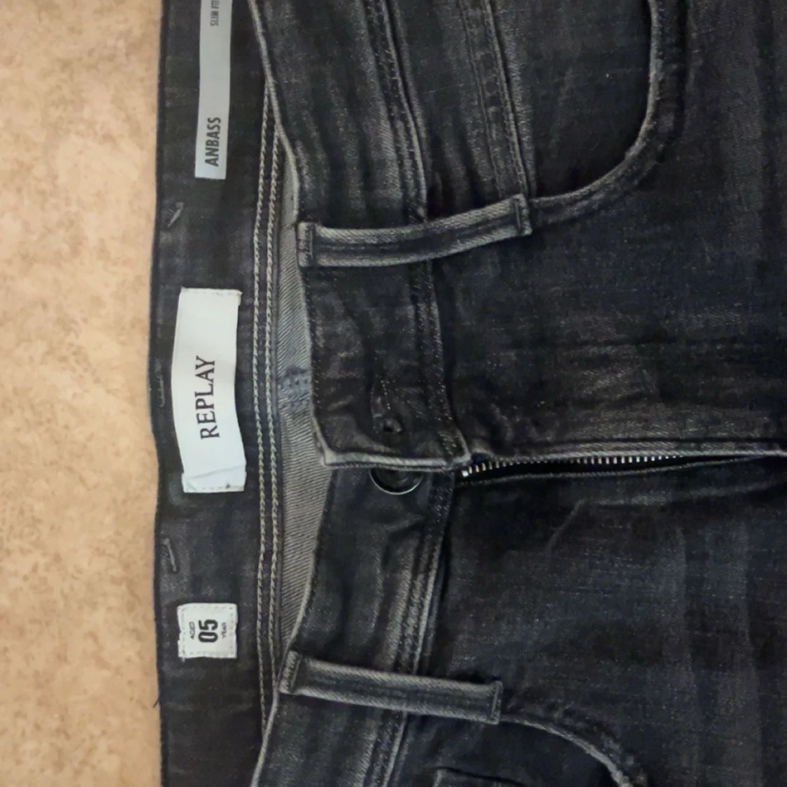 Mörkgråa jeans från Replay - 2