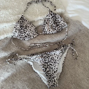 Vit leopard bikini - Så snygg! Lite scrunchad baktill💛