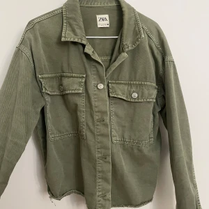 Snygg grön jeansjacka från Zara.  - Jackan är i bra skick utan några defekter men har används väl säljer då den inte kommer till användning. Priset går att diskuteras💕