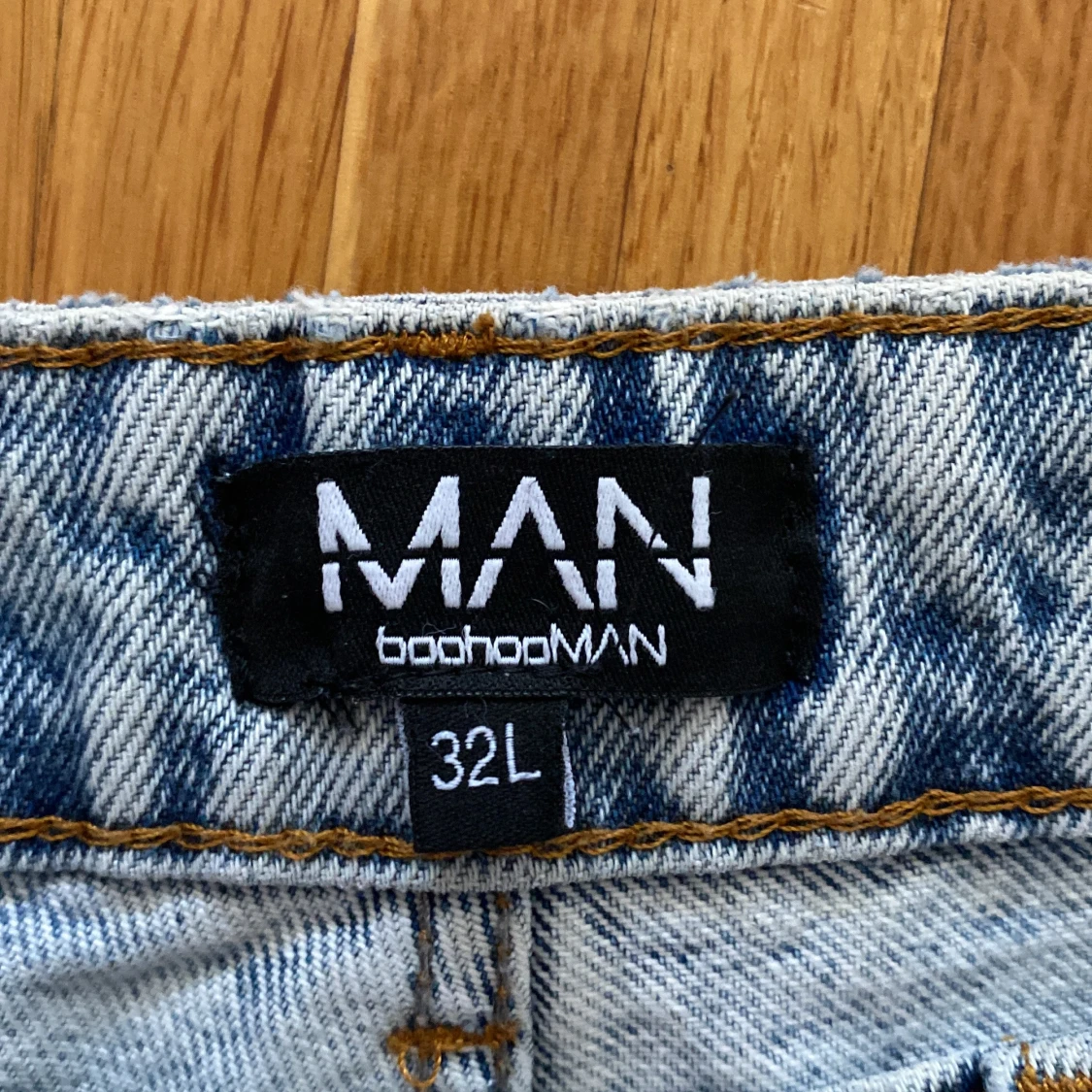 Ljusblå jeans med tryck från boohooMAN - 2