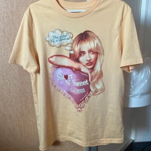 Sabrina merch !! - Säljer denna Sabrina T-shirt pågrund av att den är för stor för mig. Endast testat. Det är Sabrinas official merch och köpt idag i Danmark. Skriv vid frågor eller fler bilder 💛💛kommer förmodligen ta bort annonsen om en vecka och ge den till min kompis om jag inte får den såld till dess. Så köp nu om du är intresserad 💛💛