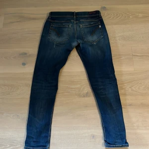 Blå jeans från Dondup - Snygga blå jeans från Dondup. Märket 'George' syns på insidan.
