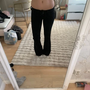 Pepe jeans  - Omsydda till bootcut! Midjemått : 35 cm innerbenslängden : 73 cm🥰🥰