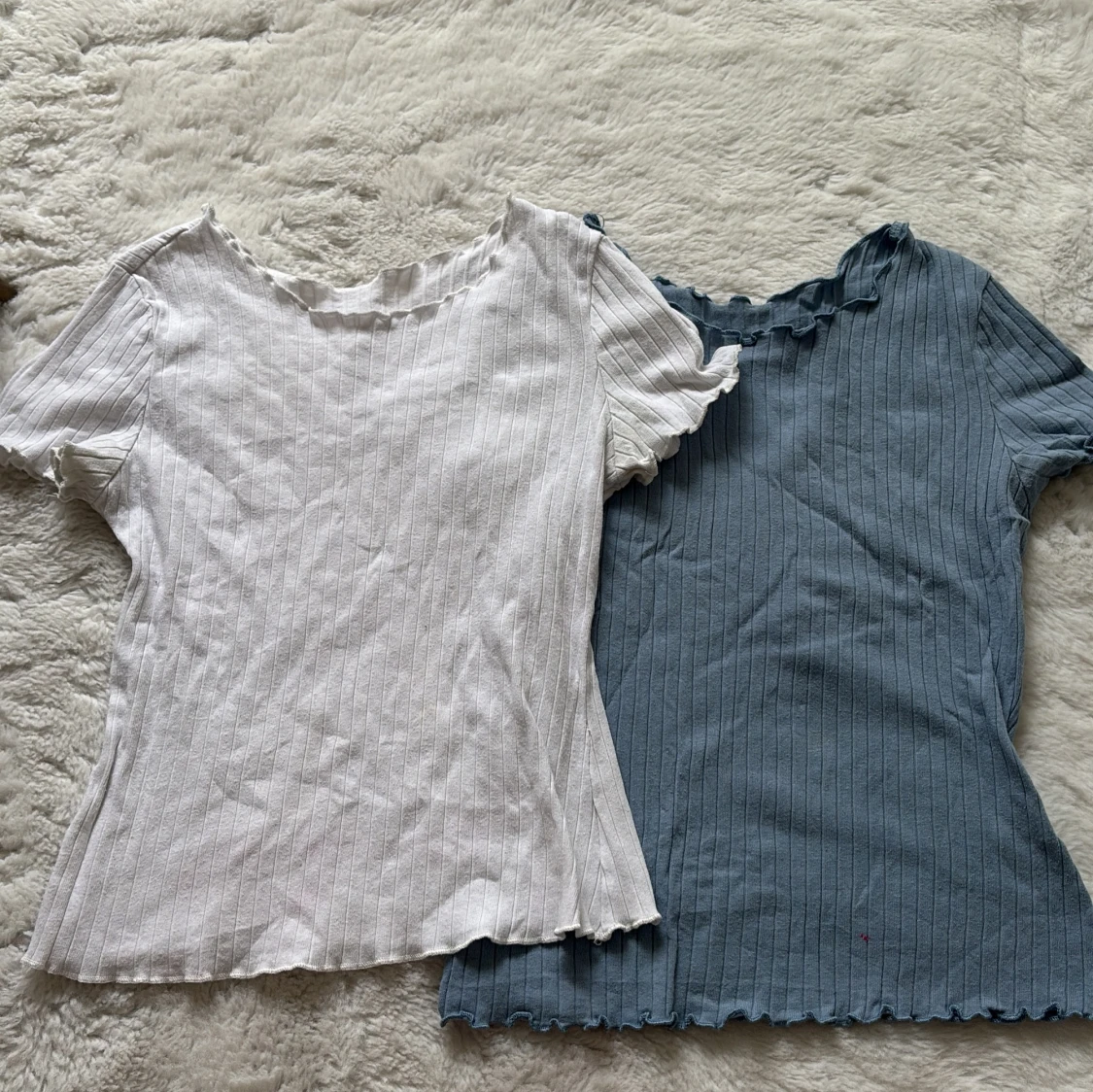 Ribbad topp i blått och vitt - 1