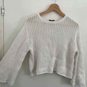 Vit stickad tröja från Lindex - Säljer en vit stickad tröja från Lindex. Tröjan har en luftig stickning och halvlånga ärmar, Perfekt för både vår och sommar!