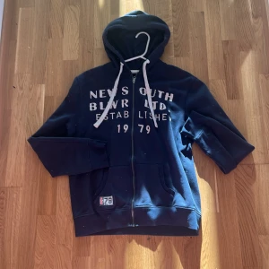 Mörkblå zip up - Sitter fint oversized, hade varit jättesöt med fur eller liknande på luvan om man vill sy på det 
