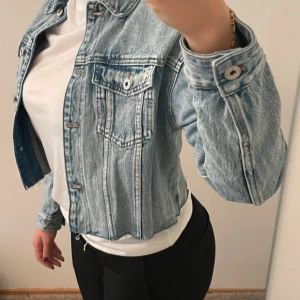 Ljusblå jeansjacka  - Snygg ljusblå jeansjacka från Sister i storlek XS. Skulle säga att den är stor i storleken då jag vanligtvis har M ! Jackan har knappar framtill och två bröstfickor med knappstängning. Perfekt för en avslappnad stil.