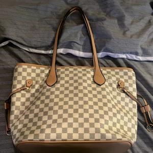 Tote-väska i mycket bra skick - 45x30x16 cm. Fläckfri.