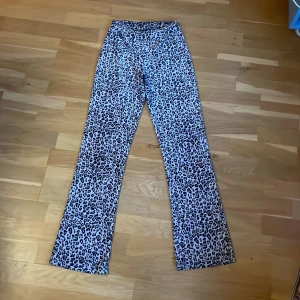 coola mjukisbyxor - supersnygga hemma/mjukisbyxor som jag säljer då de inte kommer till användning. Jättesköna med ett skönt material!❤️ pris får att diskutera