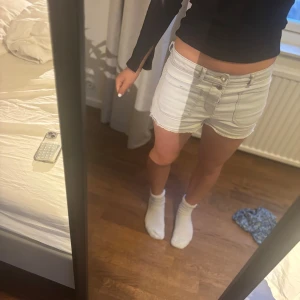 Ljusblå jeansshorts - Säljer ett par ljusblå jeansshorts med normal passform. Shortsen har klassisk framficksdesign och är perfekta för sommardagar. De har slits längst ner ❣️