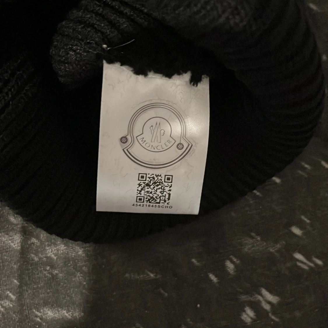 Svart ribbad mössa från Moncler - 3