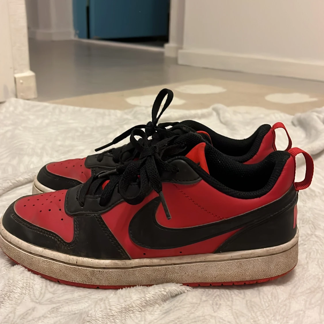 Nike sneakers i rött och svart - 2