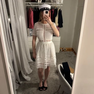 Vit spetsklänning - Säljer den här super fina klänningen som passar perfekt som studentklänning. Jätte fint mönster och siter tajtare vid midijan som skapar former🌟💖