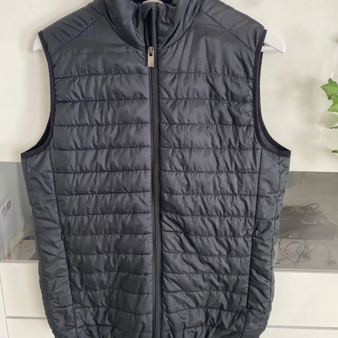 Svart quiltad väst från On Our Terms - 3